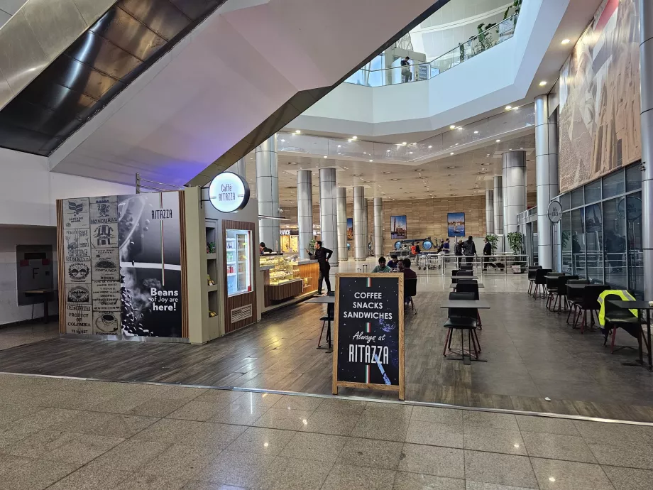 Kawiarnia w strefie ogólnodostępnej Terminalu 3, Przyloty