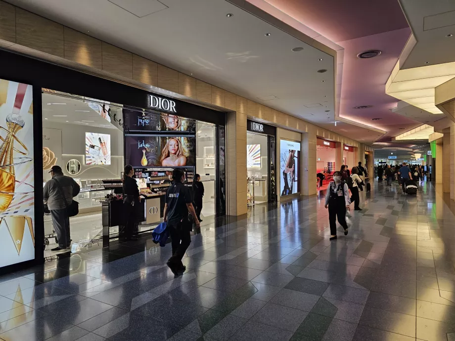 Sklepy w strefie tranzytowej Terminalu 3