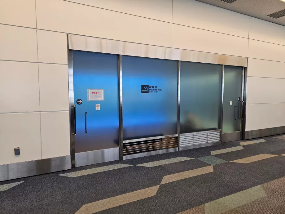 Pomieszczenia dla palących w strefie tranzytowej