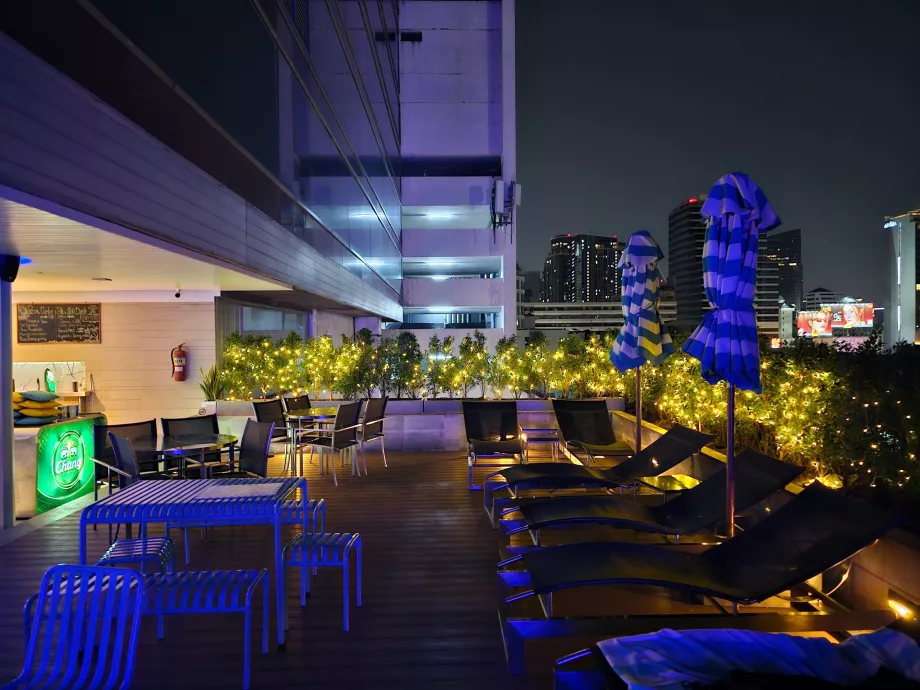 Taras przy basenie w ciemności