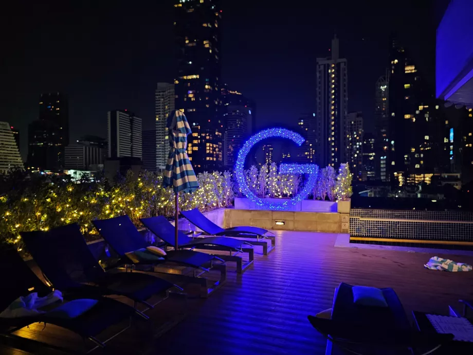 Taras przy basenie w ciemności