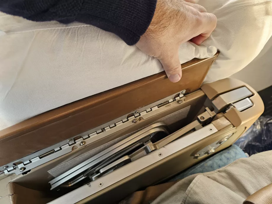 Stół jadalniany w podłokietniku