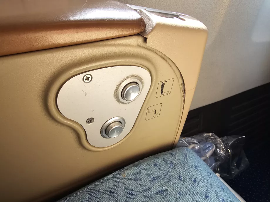 Elementy sterujące fotela i podnóżka