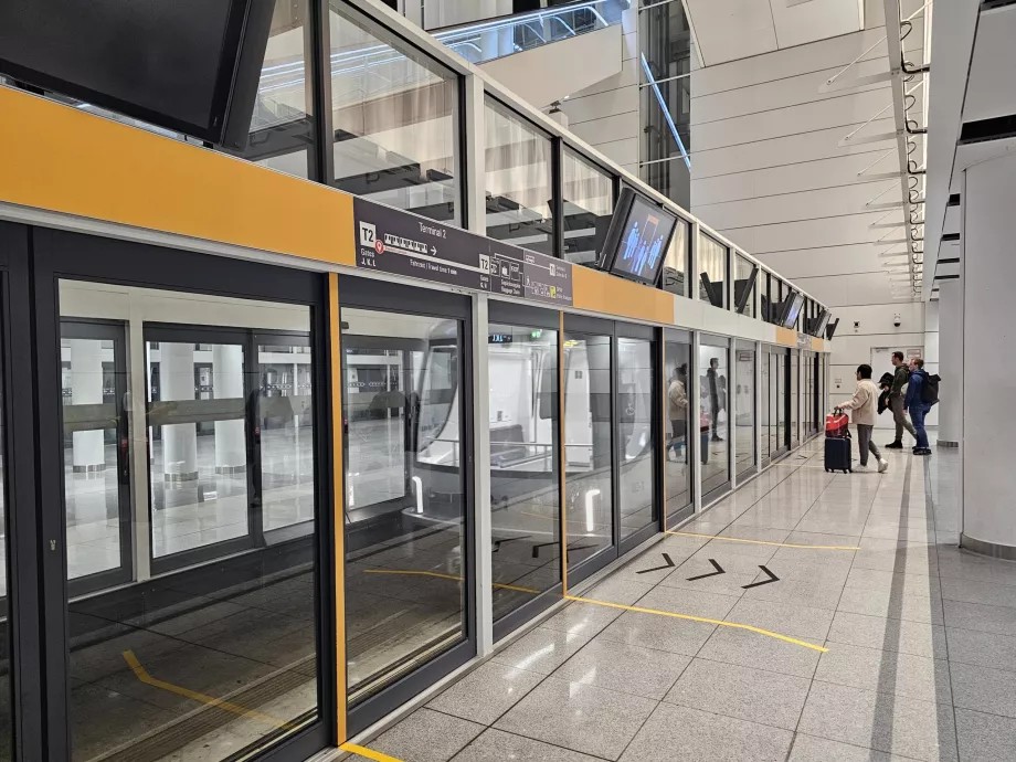 Automatyczny pociąg z terminalu satelitarnego do głównego terminalu 2