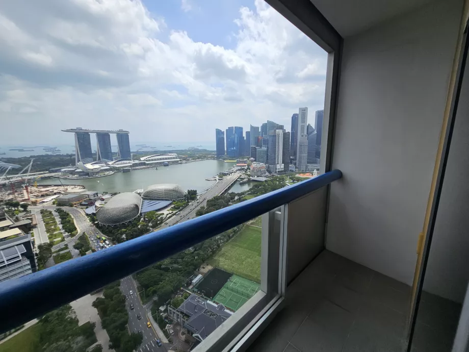 Widok na Marina Bay Sands z balkonu