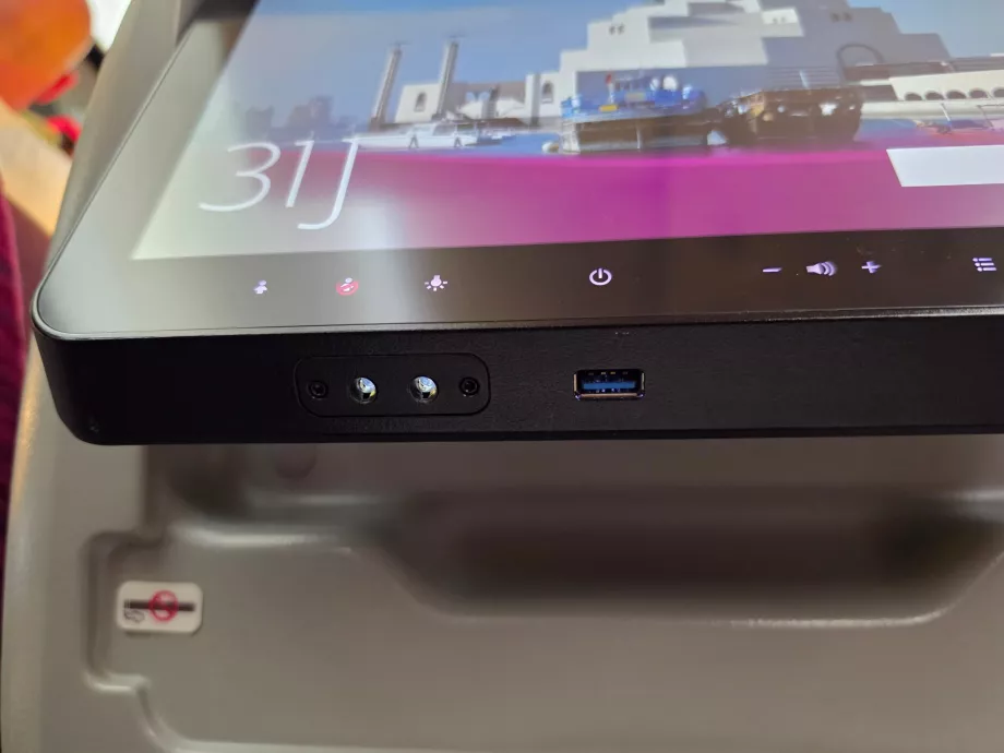Port USB na ekranie systemu rozrywki pokładowej (IFE)