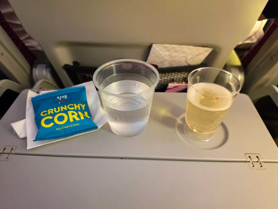 Pierwsze przekąski: kukurydza, woda i wino musujące