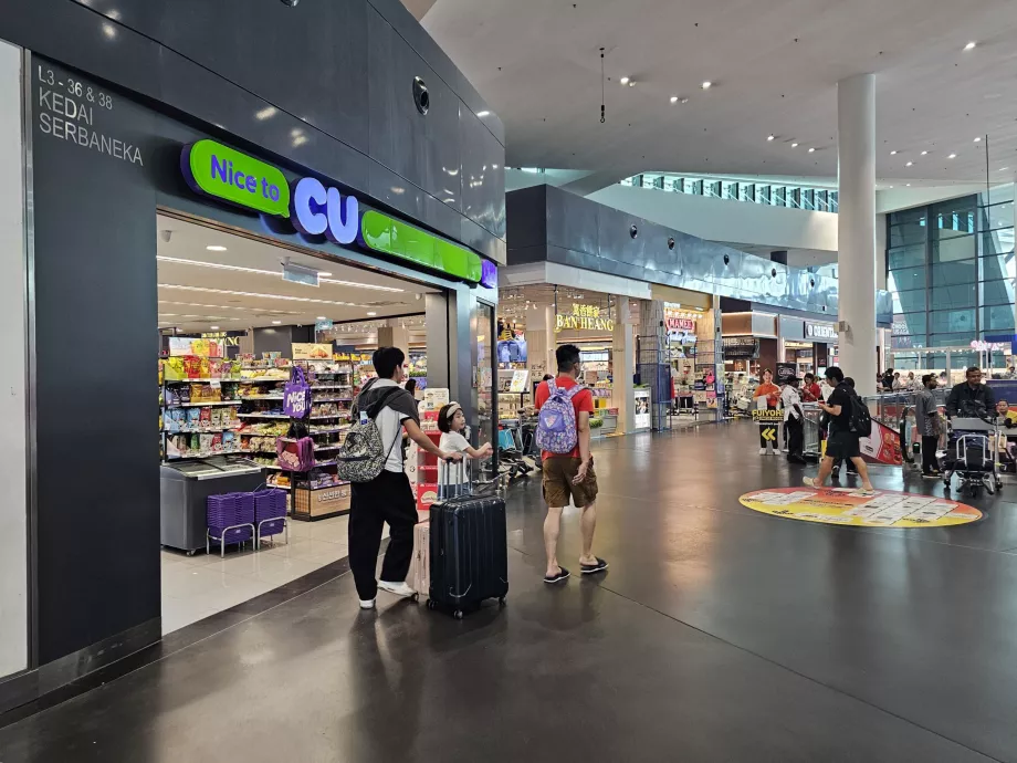 Minimarket, Terminal 2, strefa publiczna