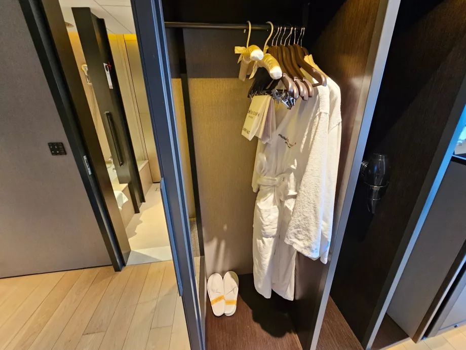 szlafroki, kapcie i suszarka do włosów