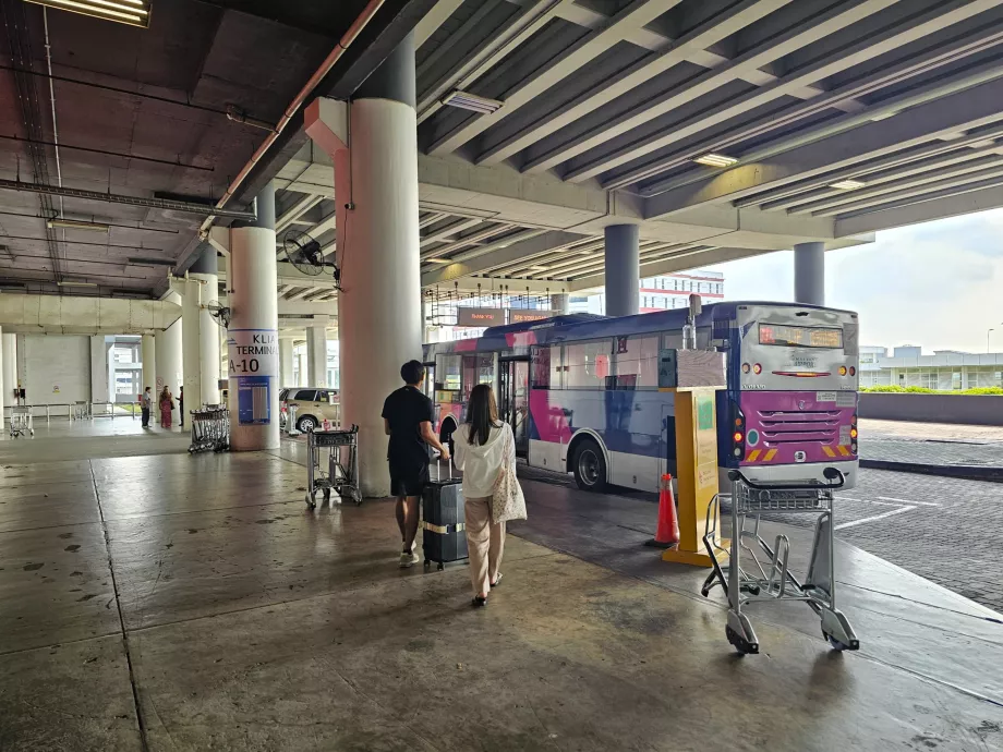 Przystanek autobusu wahadłowego przy Terminalu 2