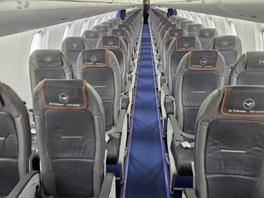 Kabina klasy biznes, kabina klasy ekonomicznej w tle