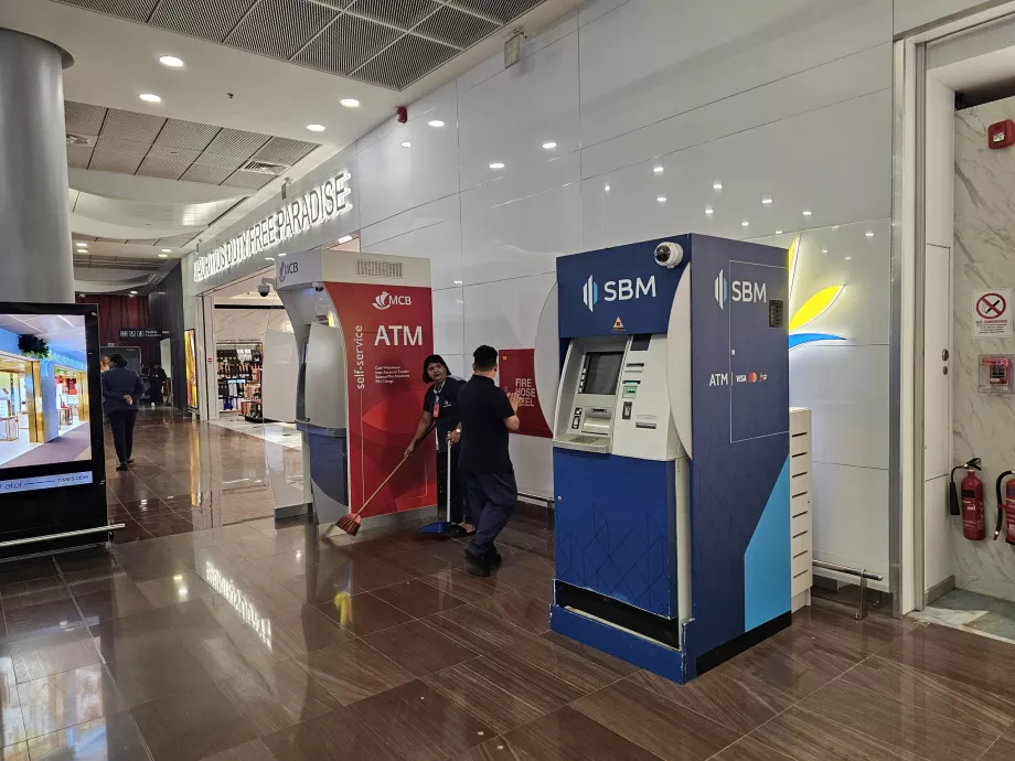 Bankomaty w hali przylotów