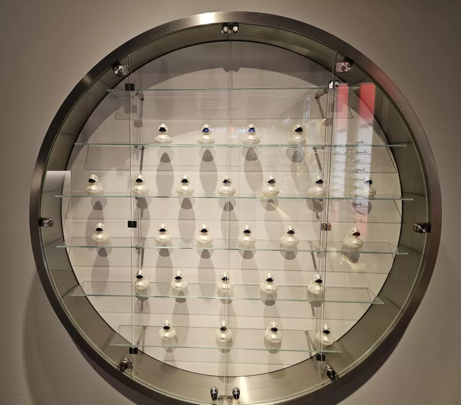 Gablota z kolekcjonerskimi kaczkami