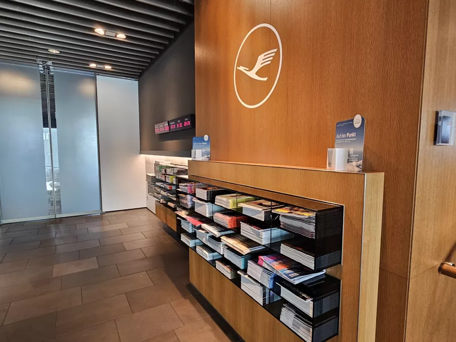 Logo Lufthansy przy wejściu do poczekalni