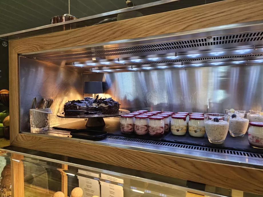 Bufet - jogurt i płatki śniadaniowe