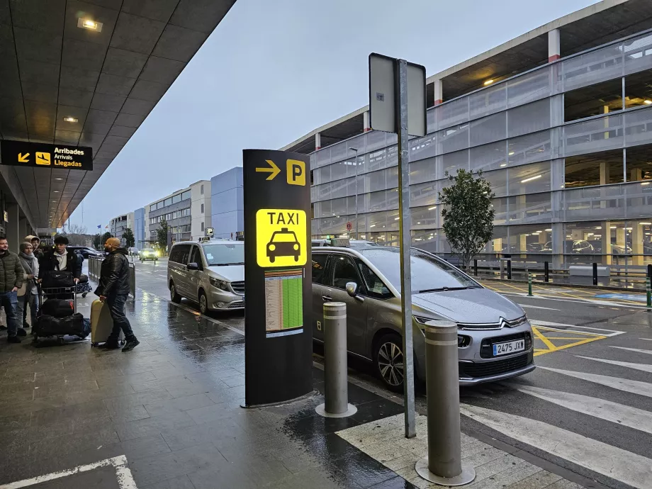 Postój taksówek przed lotniskiem w Gironie