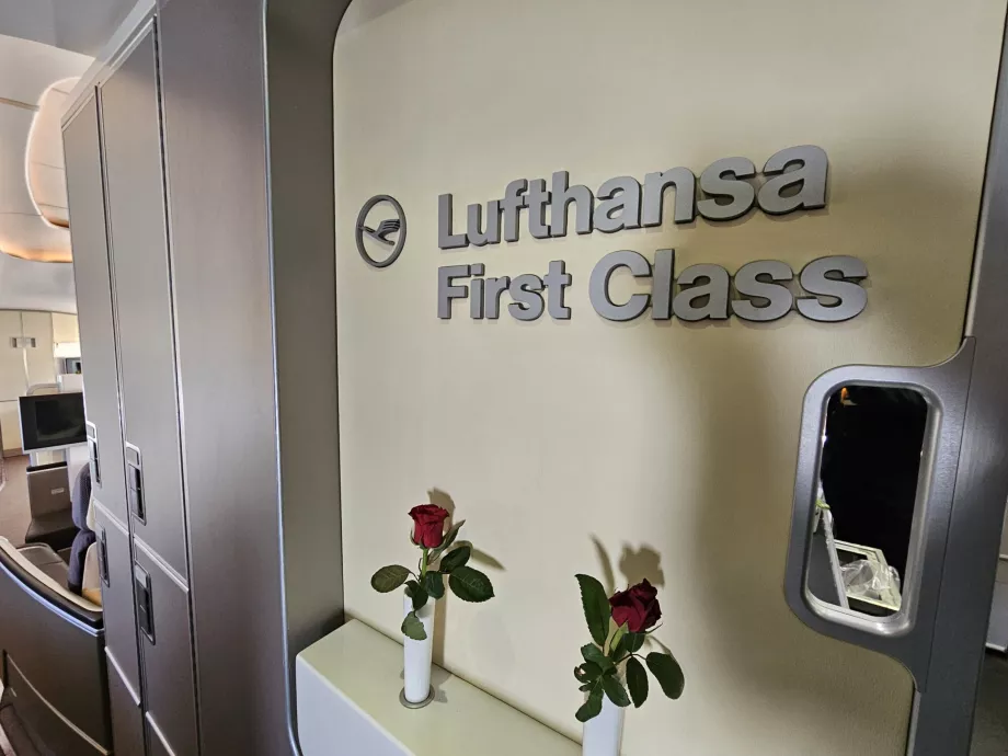 Znak "Lufthansa First Class"