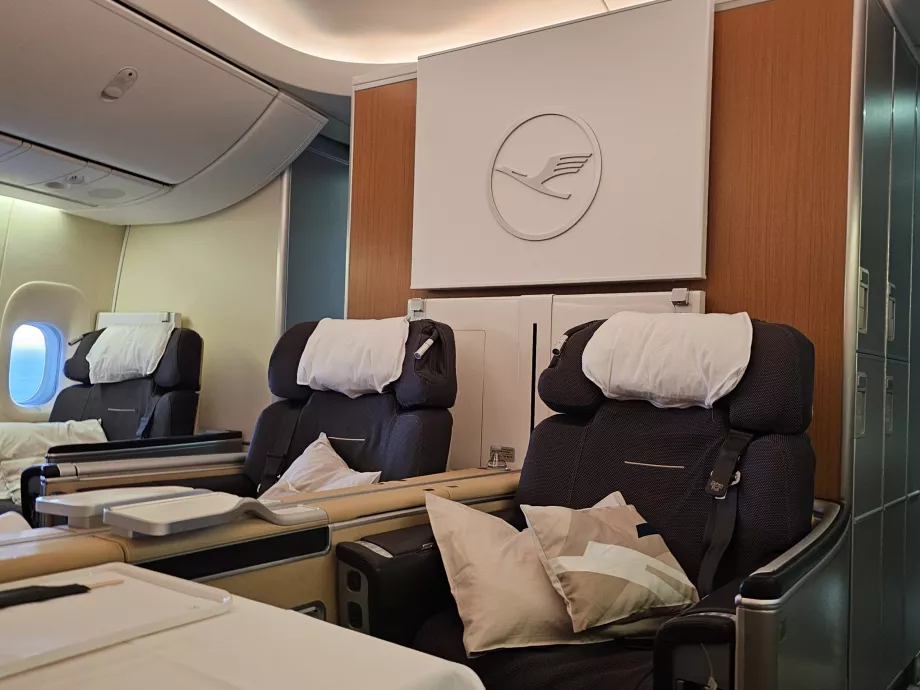 Dwa siedzenia pośrodku trzeciego rzędu