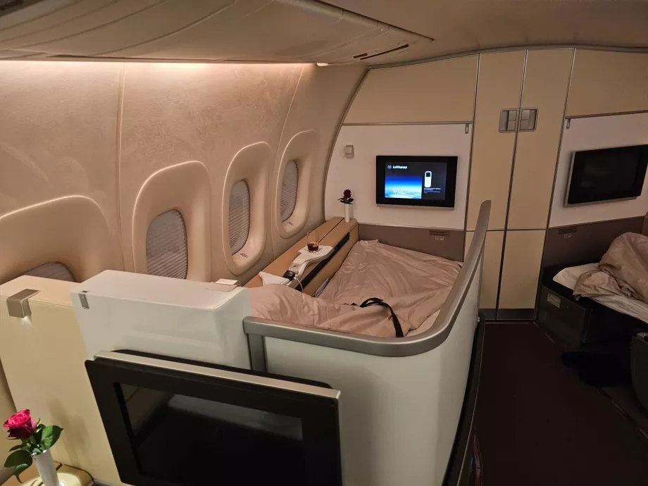 Wysuwany ekran oddzielający siedzenie od korytarza