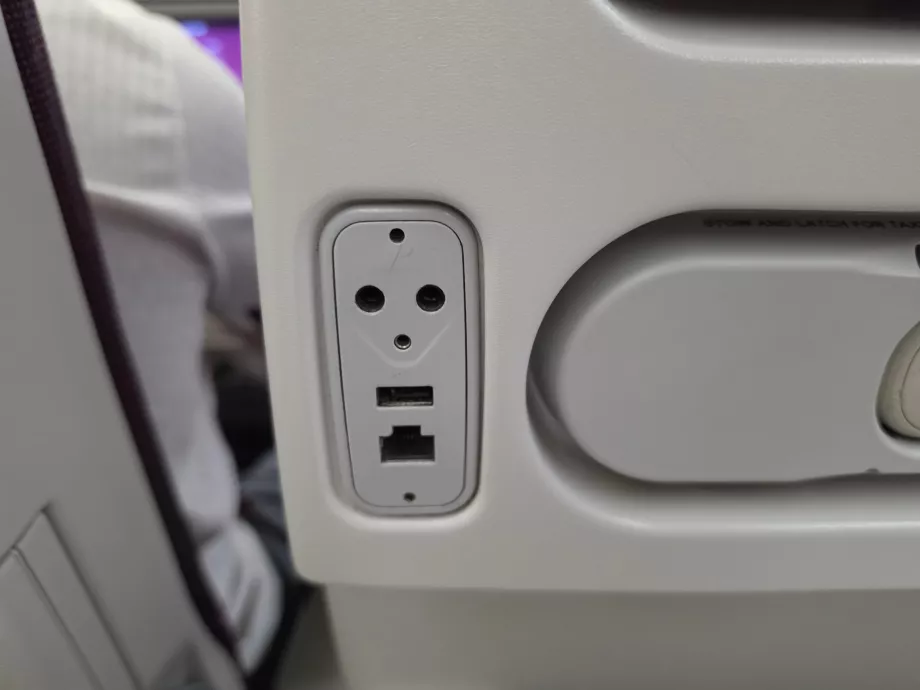 Port USB-A i złącze kabla Ethernet