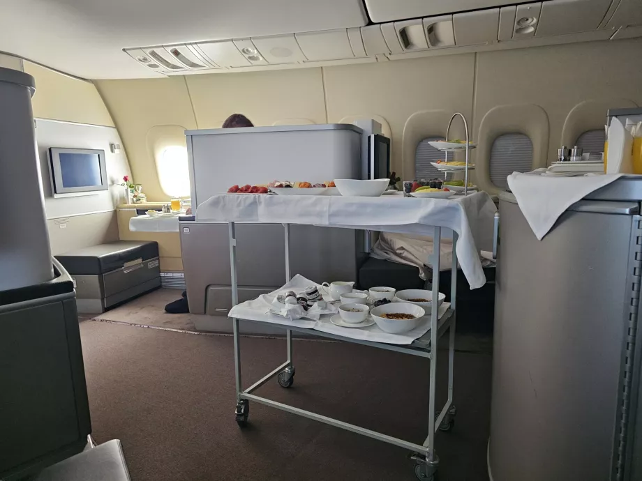 Stół śniadaniowy i obsługa tuż obok mojego siedzenia