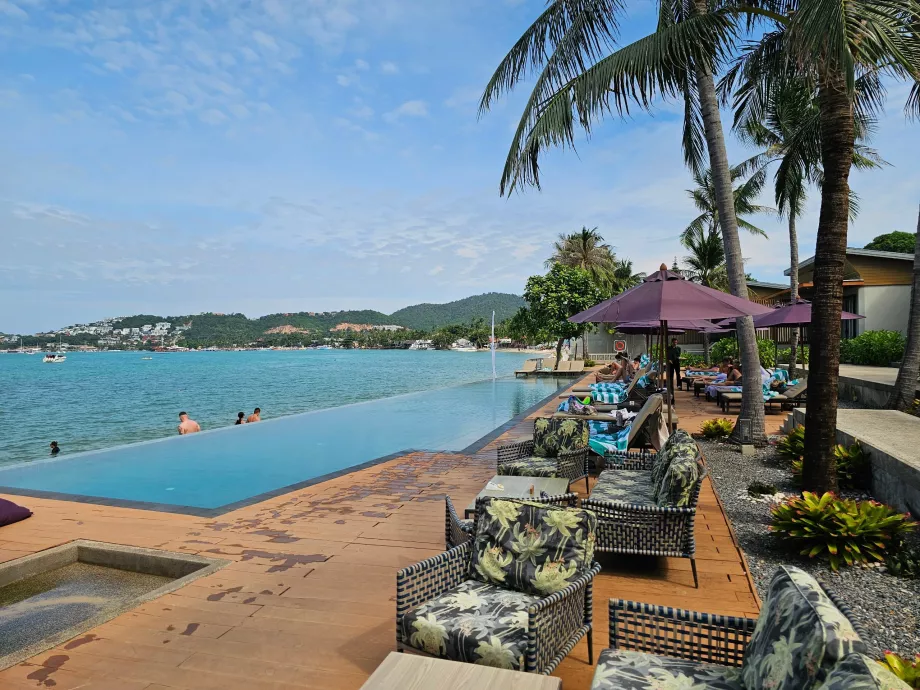 Klub Tropicana na plaży Bangrak