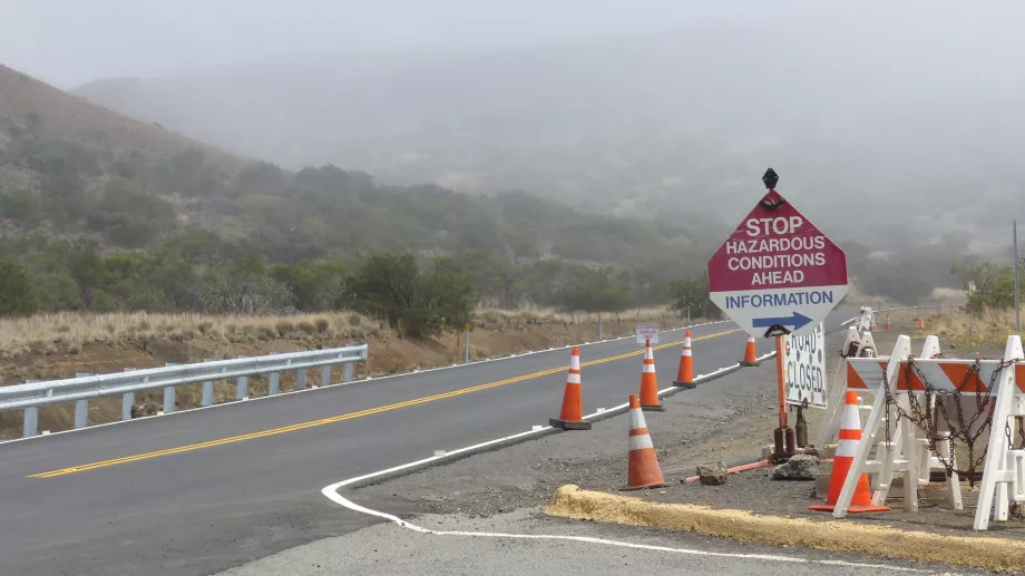 Znak informacyjny na początku Mauna Kea Road