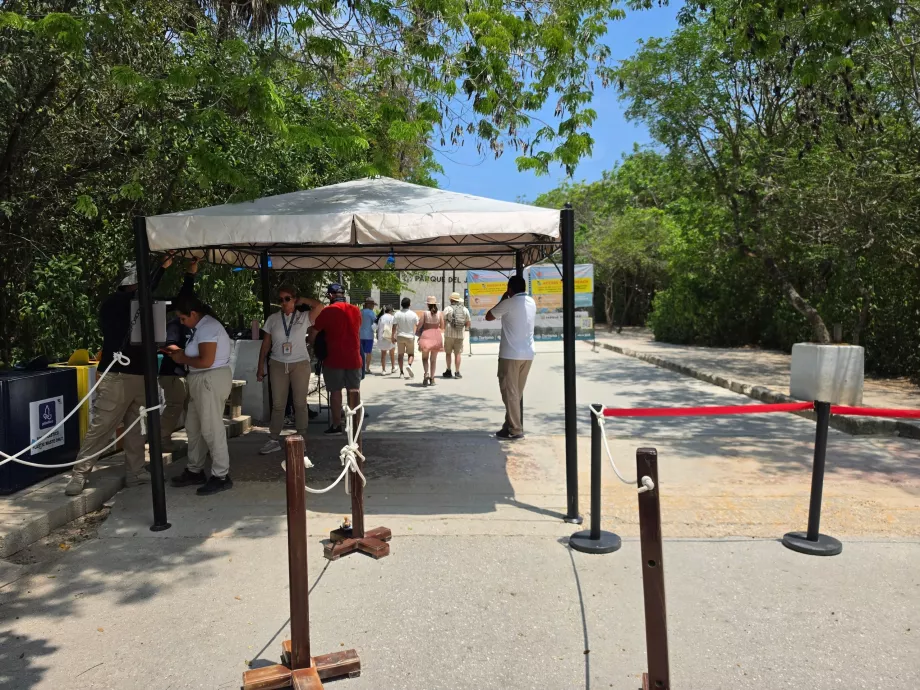 Stanowisko archeologiczne w Tulum, kontrola bezpieczeństwa
