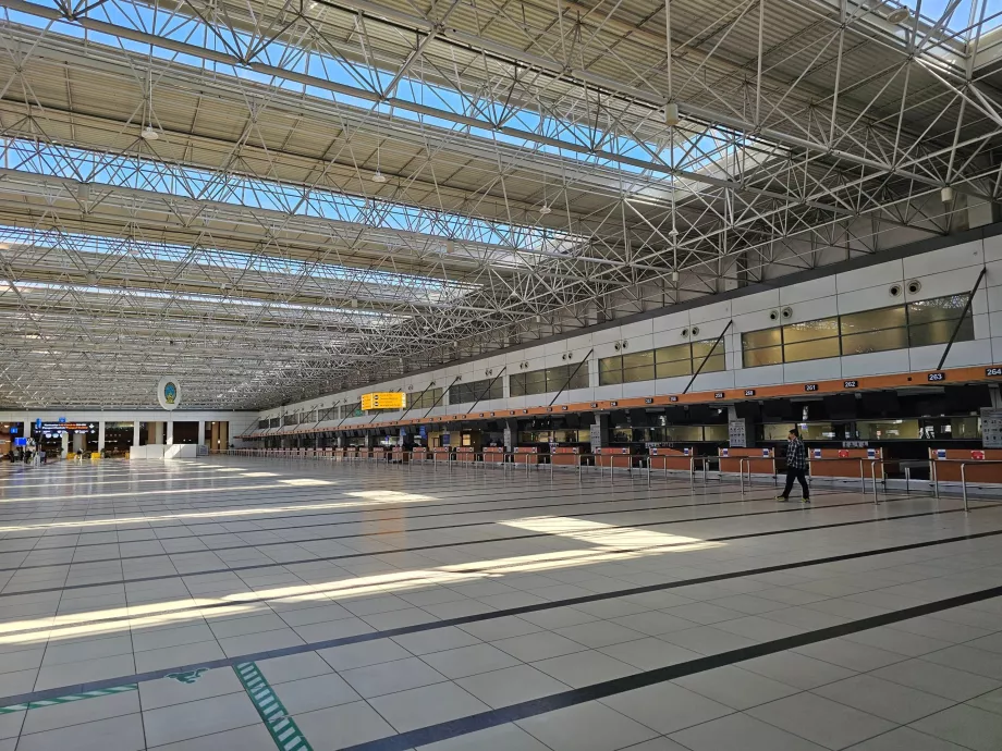 Stanowiska odprawy w Terminalu 2