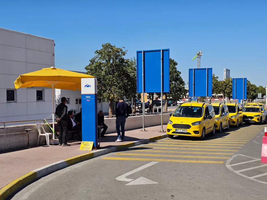 Postój taksówek przed Terminalem 2