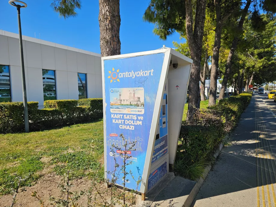 Automat AntalyaKart tuż przed terminalem 1