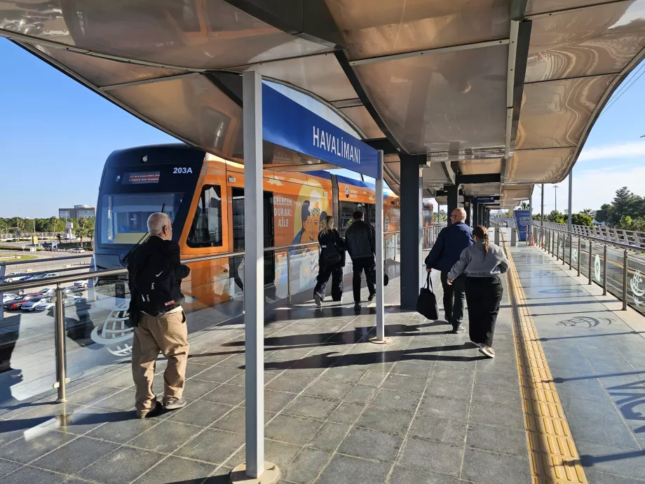 Przystanek tramwajowy przed Terminalem 1