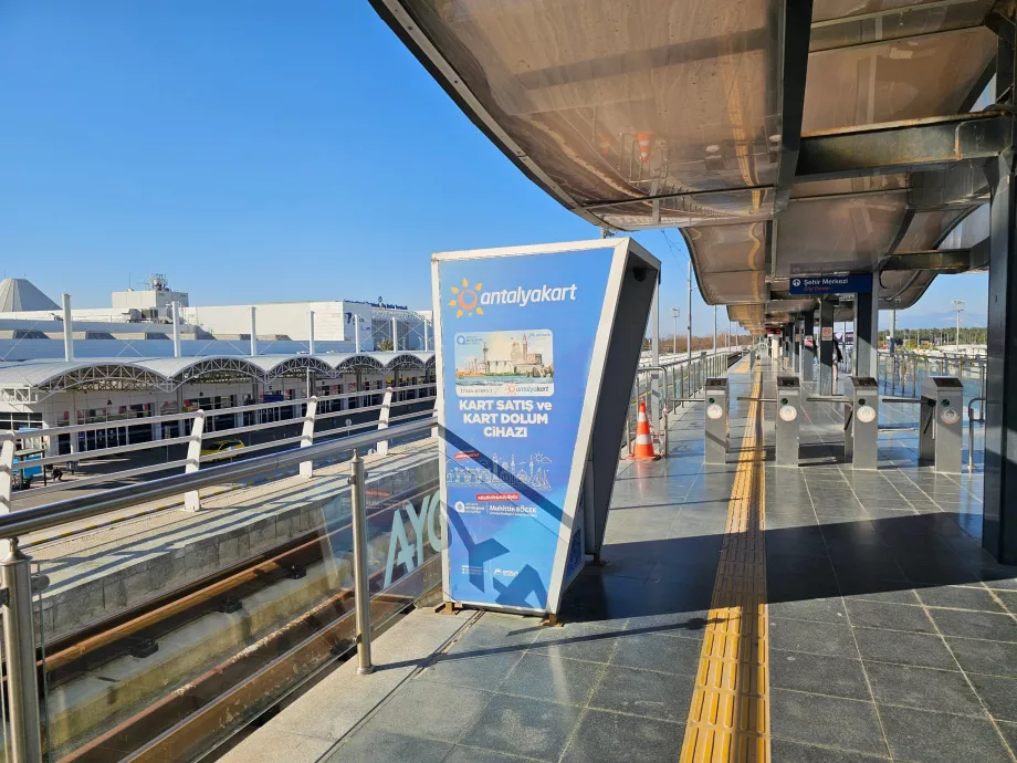Automat biletowy na przystanku tramwajowym