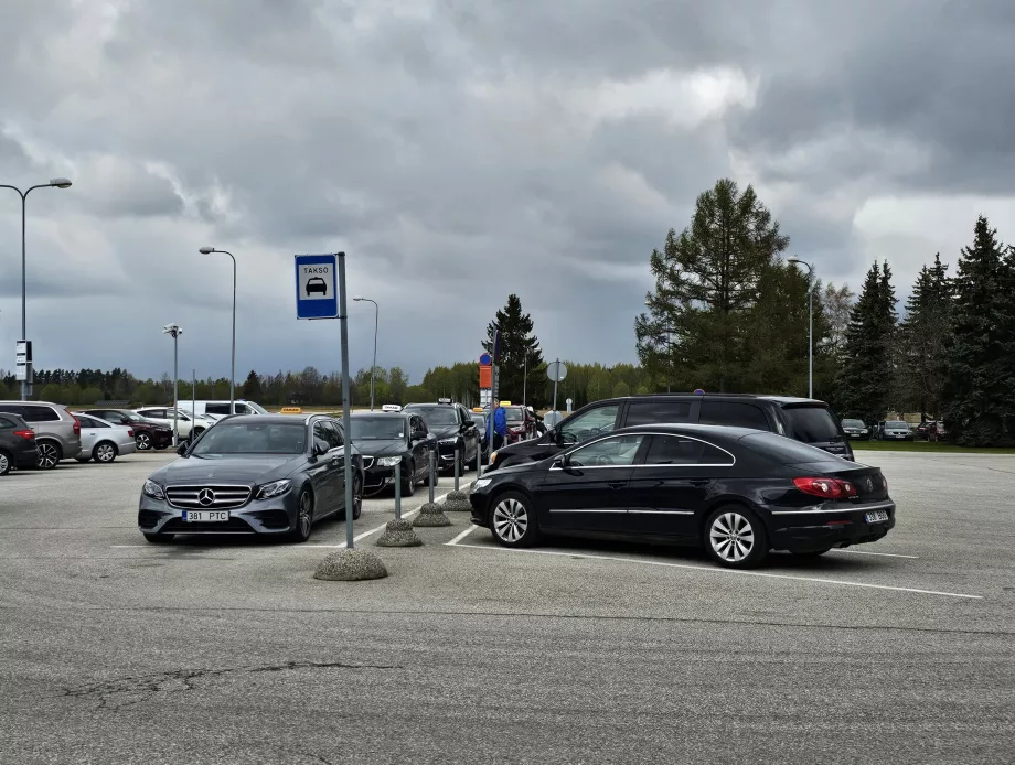 Postój taksówek przed terminalem