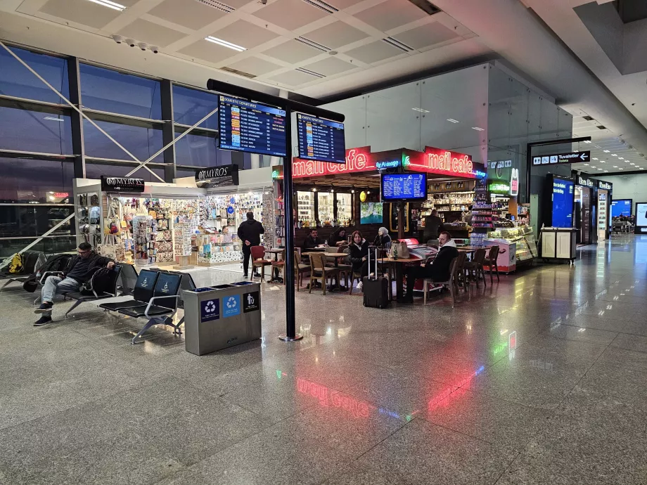 Małe sklepy w strefie tranzytowej, terminal krajowy