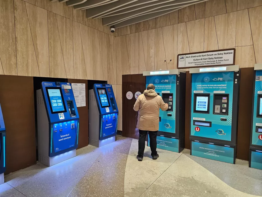 Niebieskie maszyny po lewej - Istanbulkart; niebieskie maszyny po prawej - karta PTT
