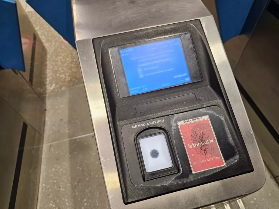 Bramka obrotowa przy wejściu do stacji metra