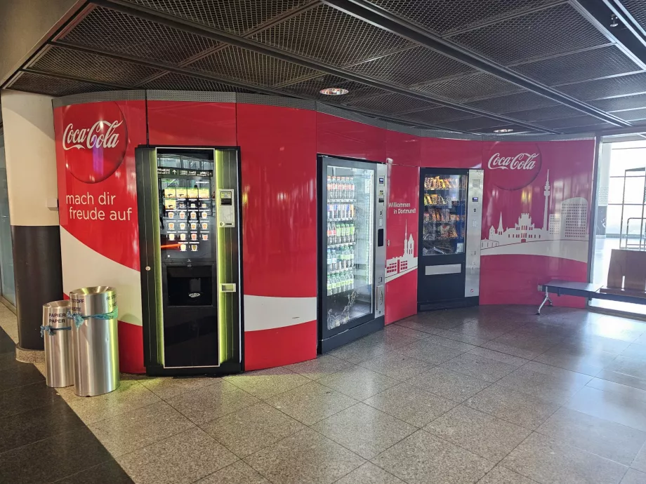 Automaty sprzedające w hali przylotów