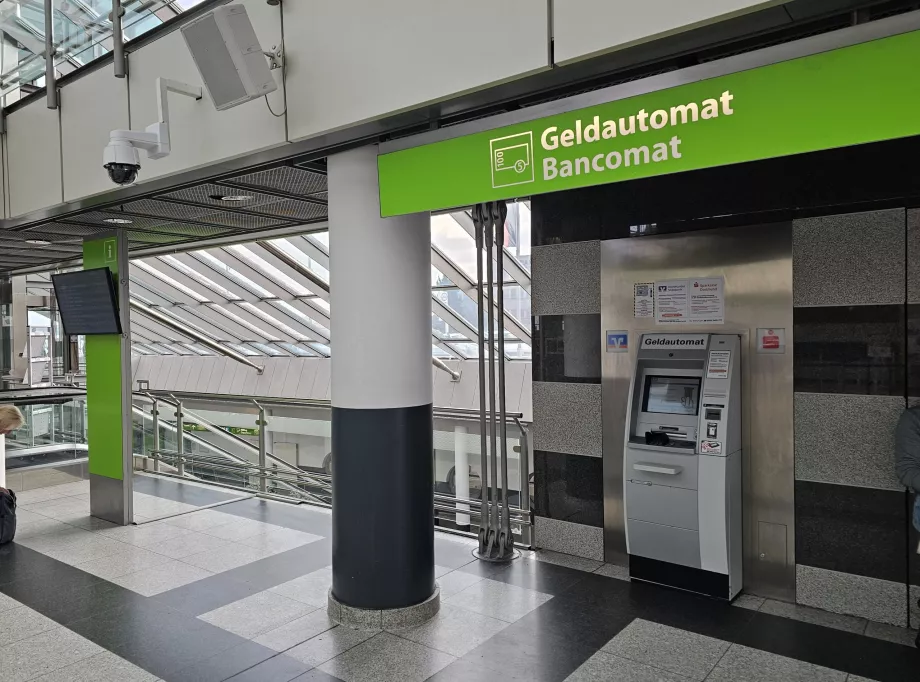 Bankomat w hali odlotów