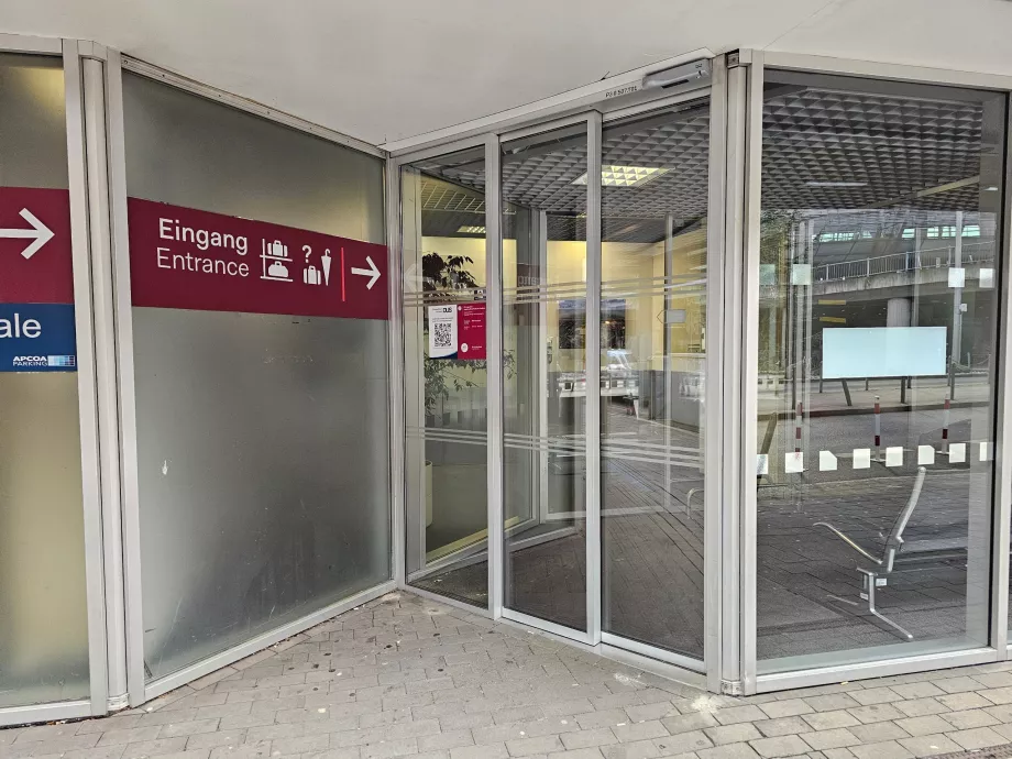 Przechowalnia bagażu w garażu naprzeciwko terminalu