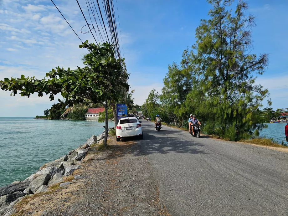 Droga do Wat Phra Yai i parking