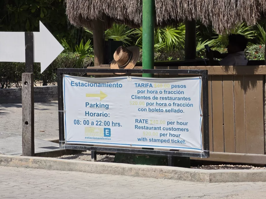Parking przy zatoce Akumal