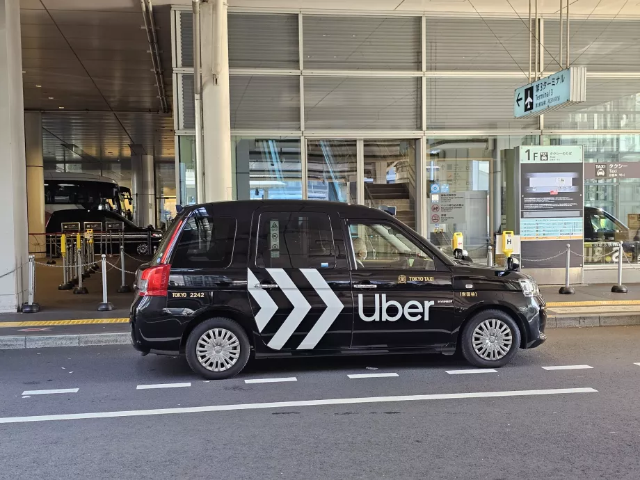 Uber przed terminalem 3