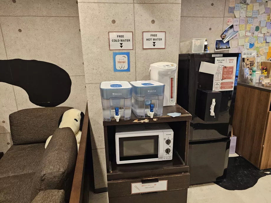 Woda i kuchenka mikrofalowa