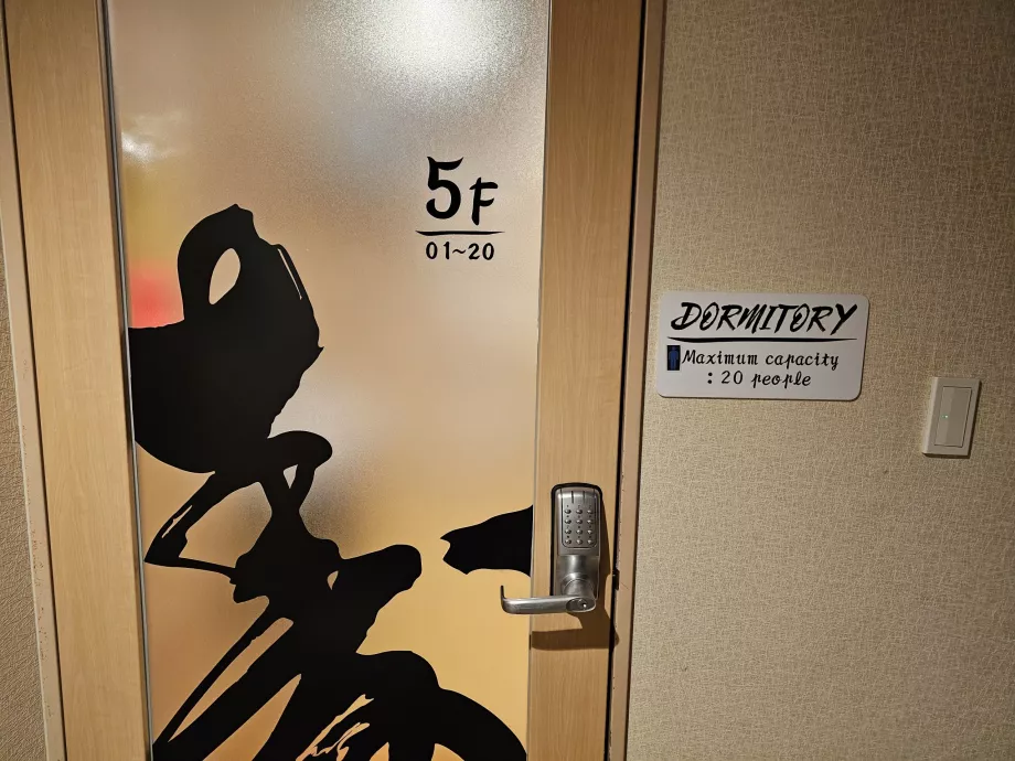 Szyfrowane drzwi do pokoju wspólnego na 5. piętrze