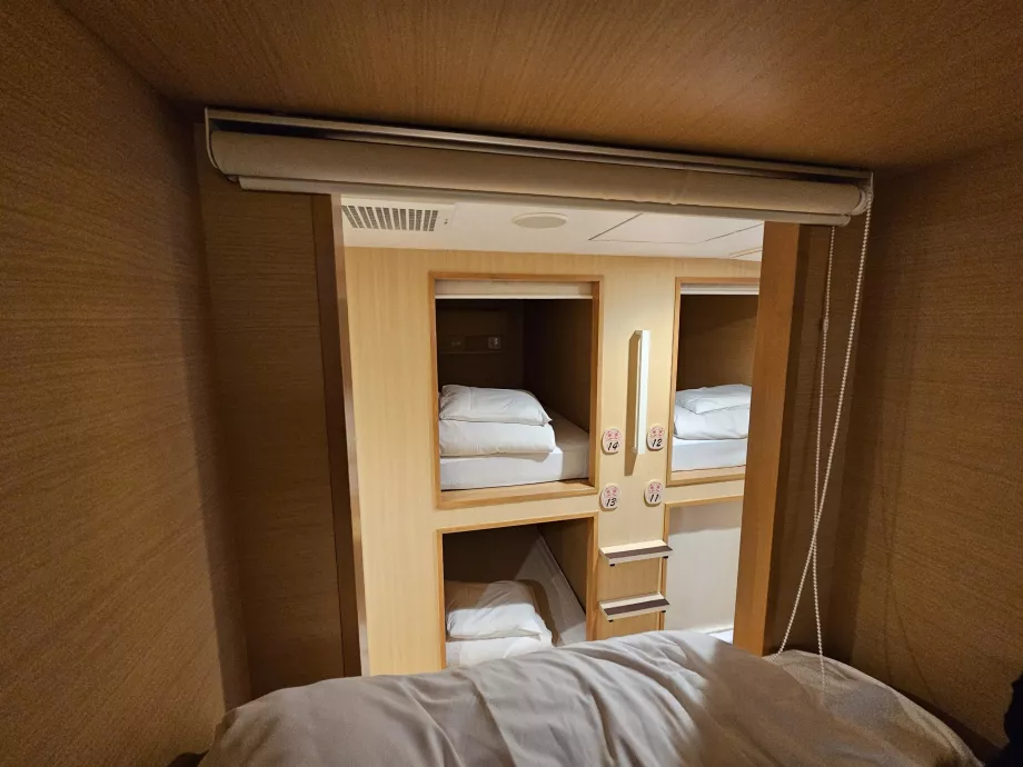 Kapsuła z otwartą rolką