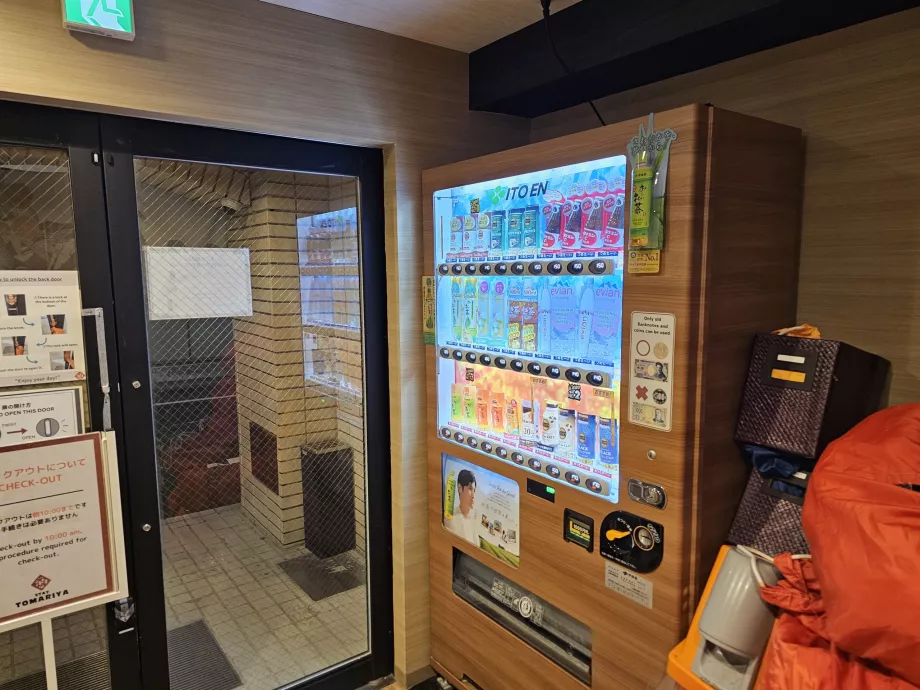 Automat sprzedający na parterze