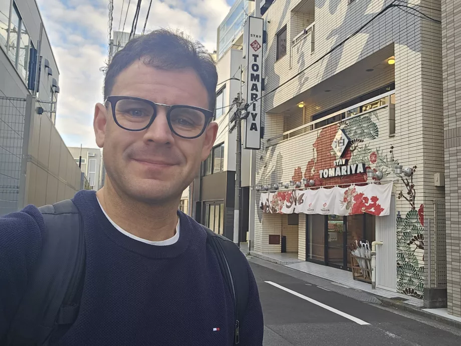 Ja przed hotelem Tomariya