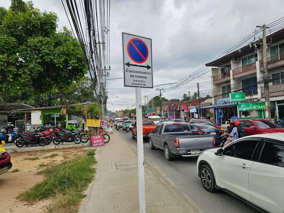 Zakaz parkowania wzdłuż głównej drogi