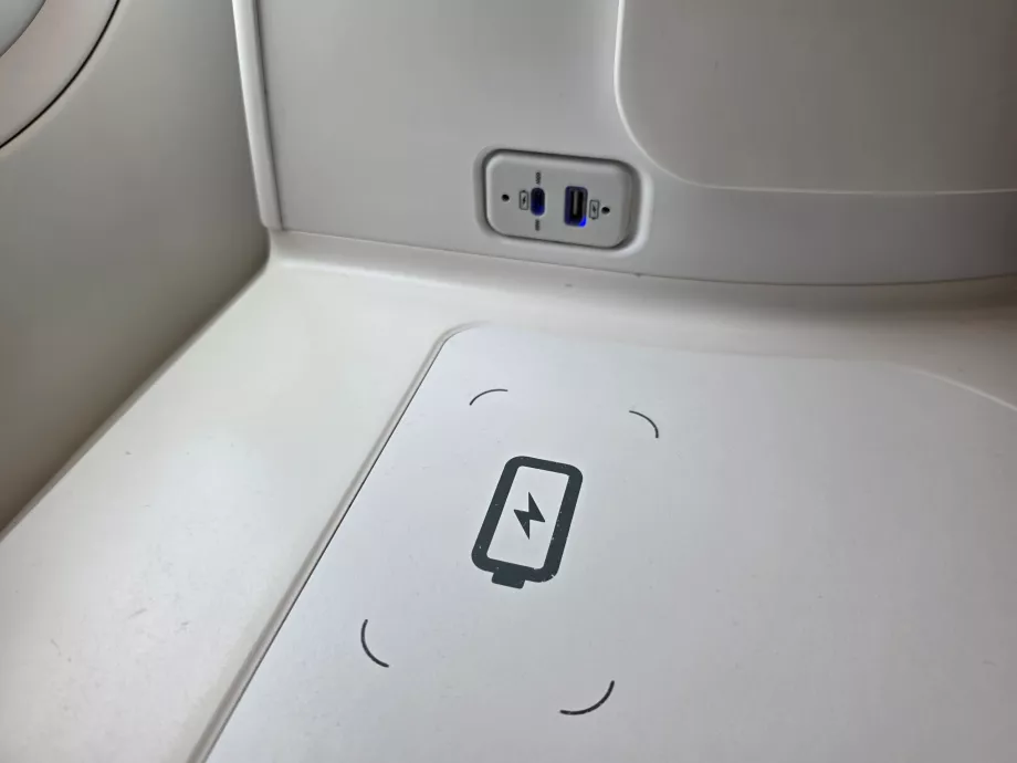 Ładowanie bezprzewodowe i porty USB